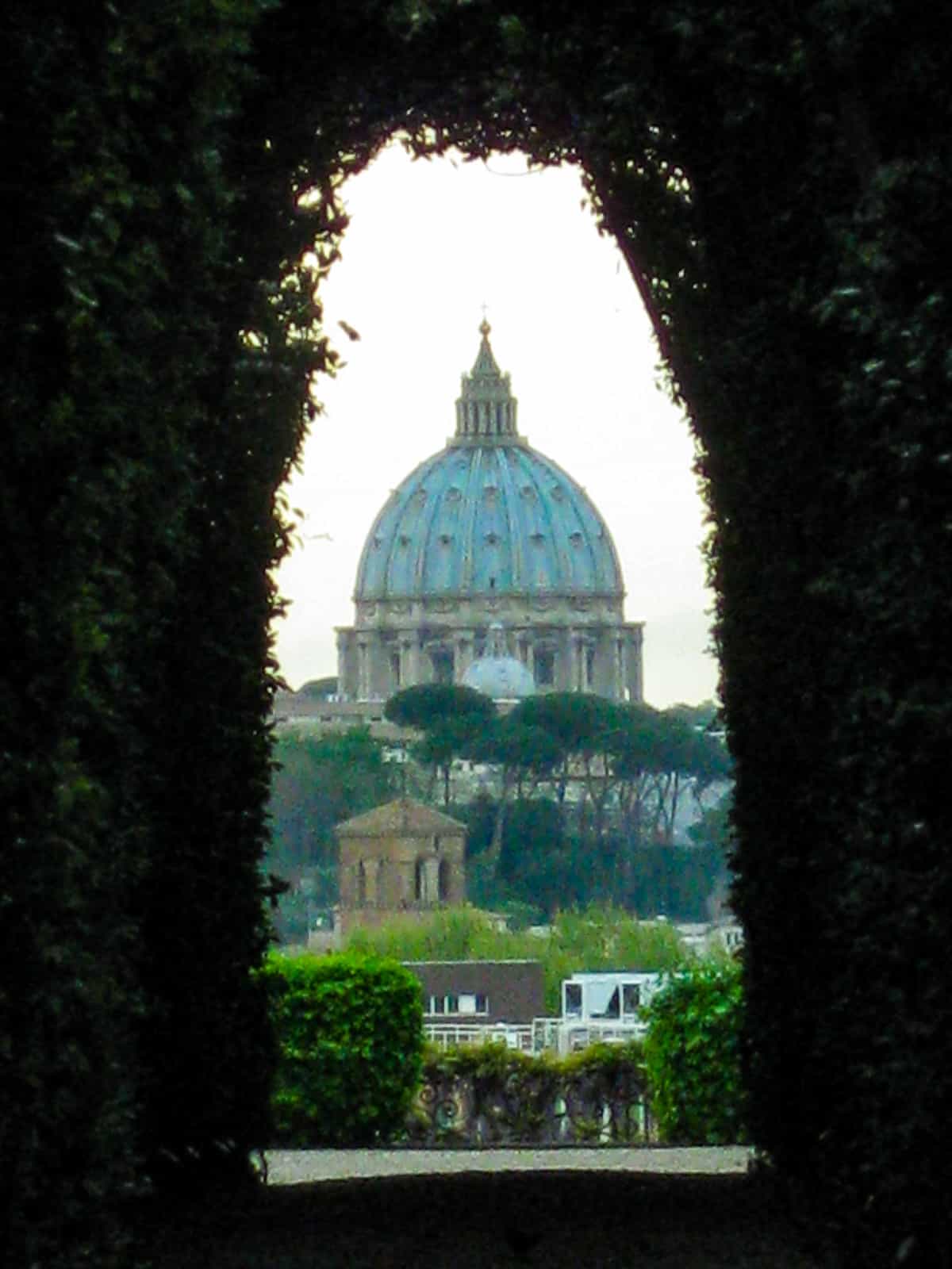 Aventine keyhole - ultimate rome travel guide
