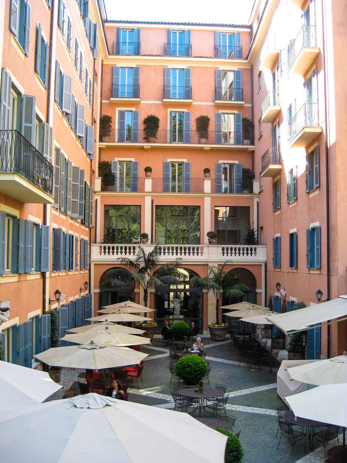 hotel russie courtyard - ultimate rome travel guide