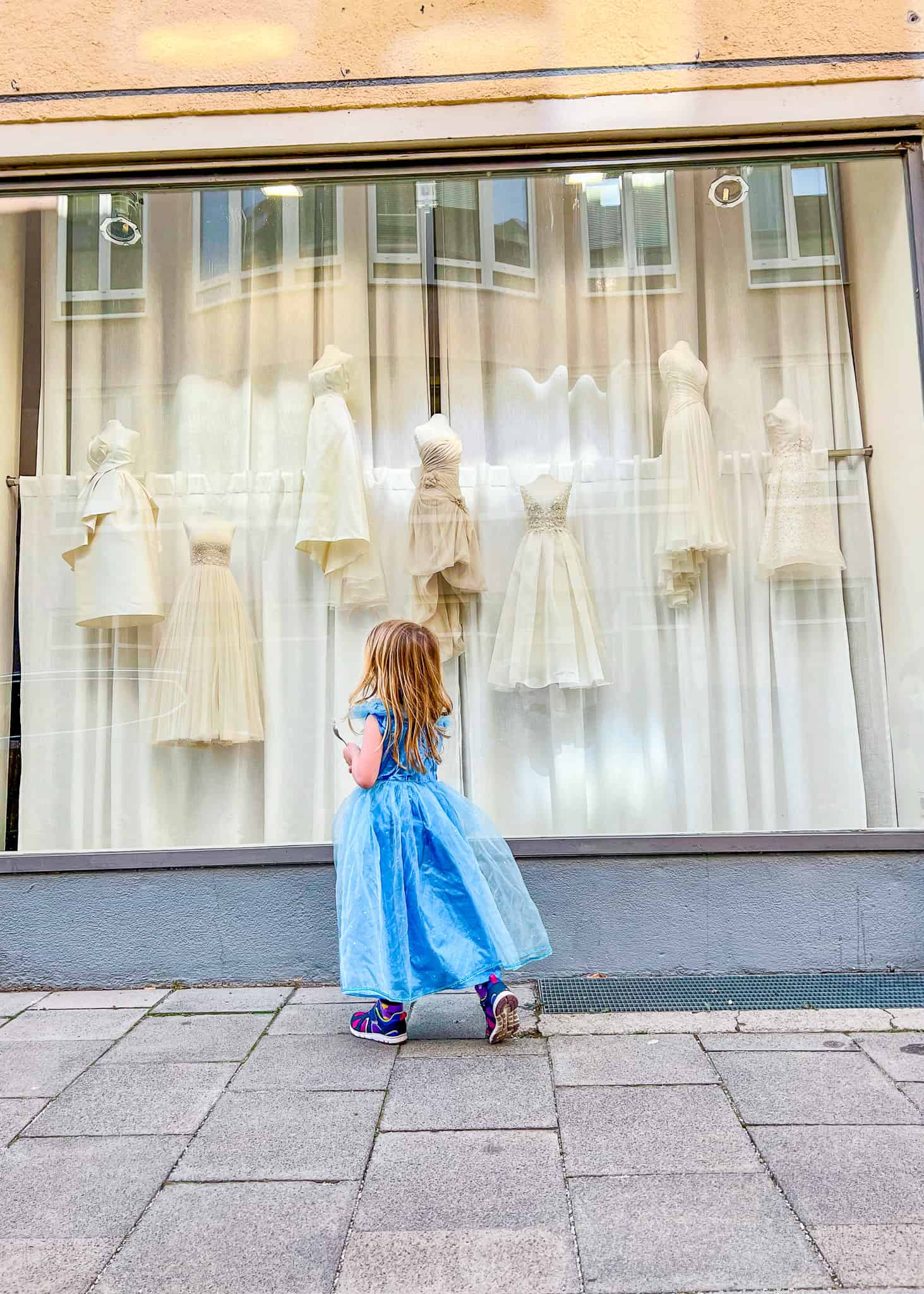 girl window shopping in Munich